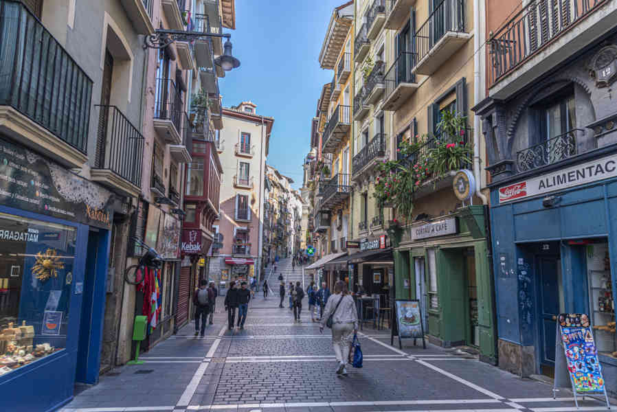 Pamplona 076 - calle de Los Mercaderes.jpg